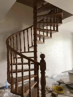 700-1500mm عرض الفضاء إنقاذ سلالم خشبية لولبية الدرج مع الدرابزين