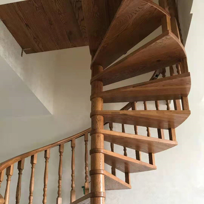 700-1500mm عرض الفضاء إنقاذ سلالم خشبية لولبية الدرج مع الدرابزين